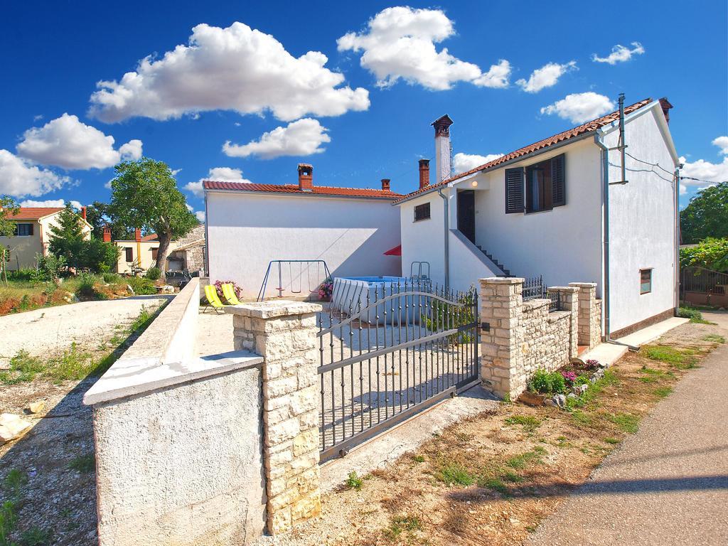 House Sandra 1430 Peresiji Exteriér fotografie